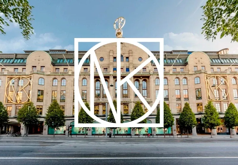 NK:s varuhus i Stockholm med varumärkets monogram över fasaden
