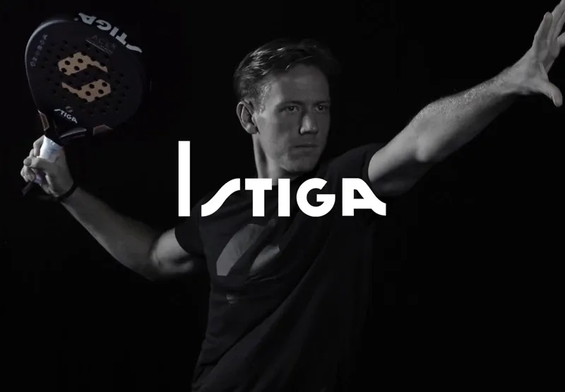 En padelspelare med ett racket från STIGA, STIGA:s logotyp över bilden